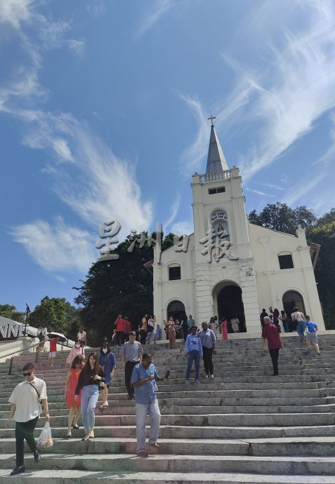 圣安纳主保庆典进入次日,首个周末开始见人潮