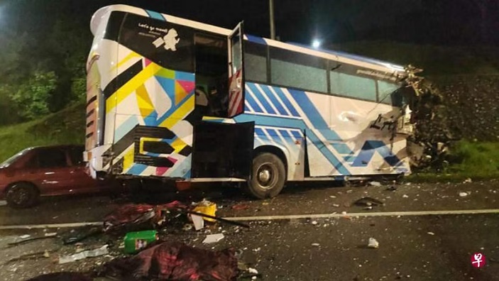 (已签发)柔:南北大道遇车祸 情侣乘客申诉旅巴公司未援助