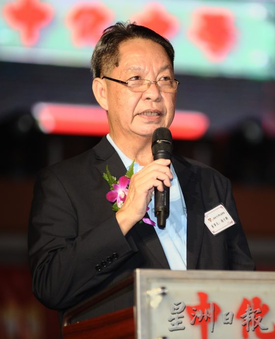 (已签发)柔:封面:新闻:麻坡中化中学111周年校庆万人宴:谢才观:时代的巨轮不断地向前迈进,办学办校也要与时并进