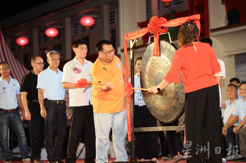 (已签发)柔:封面:新闻:麻坡中化中学111周年校庆万人宴:谢才观:时代的巨轮不断地向前迈进,办学办校也要与时并进
