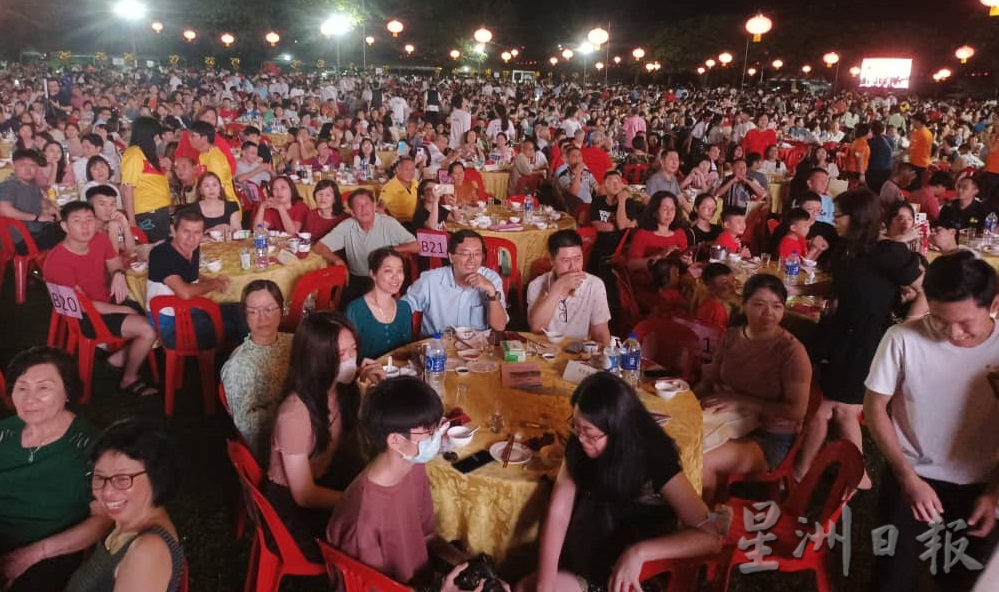 (已签发)柔:封面:新闻:麻坡中化中学111周年校庆万人宴:谢才观:时代的巨轮不断地向前迈进,办学办校也要与时并进