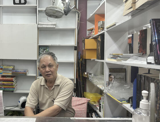 (已签发)柔:狮城二三事头条:半世纪“美世界书局”将结业 75岁老板小三辍学 曾推车卖书养十口
