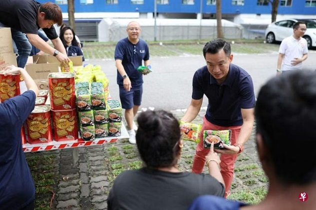 (已签发)柔:狮城二三事:“好人好事”罗里送爱心 百户弱势家庭获益