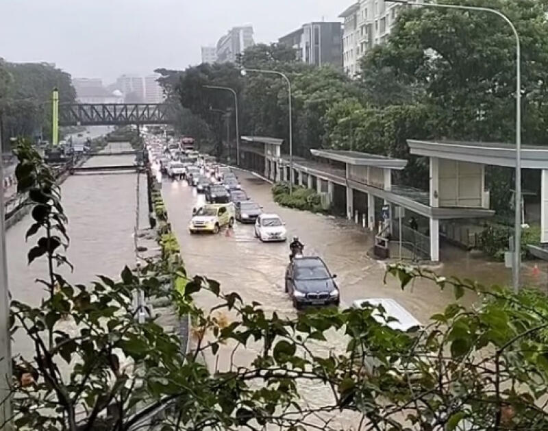 (已签发)柔:狮城二三事:全岛大雨多处淹水 水深半个车轮