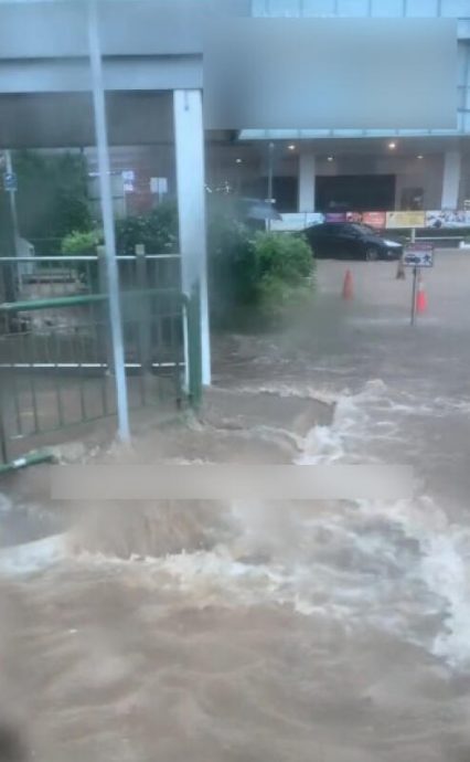 (已签发)柔:狮城二三事:全岛大雨多处淹水 水深半个车轮