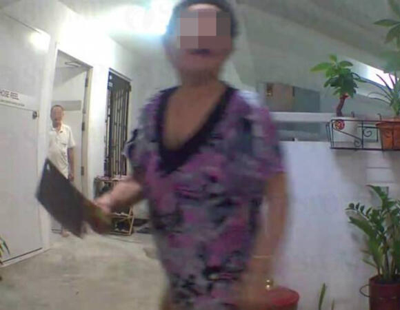 (已签发)柔:狮城二三事:女网红被斥扰邻 称老妇门口泼泥
