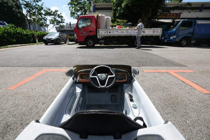 (已签发)柔:狮城二三事:敞篷玩具宝马跑车占车位?