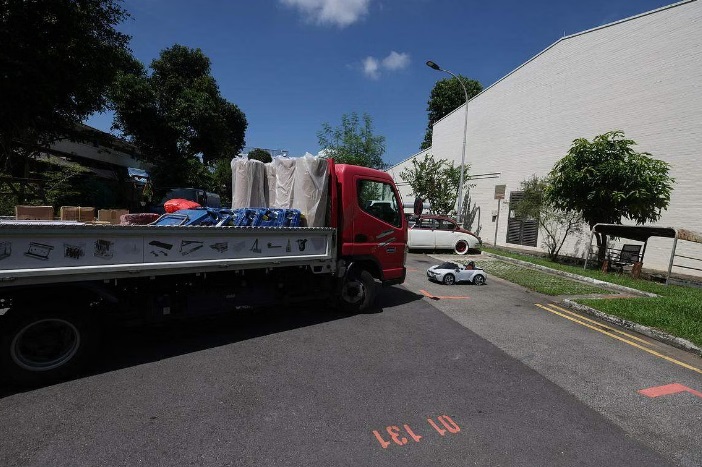 (已签发)柔:狮城二三事:敞篷玩具宝马跑车占车位?