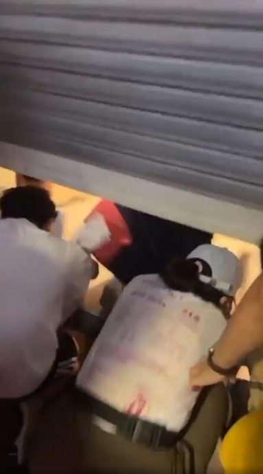 (已签发)柔:狮城二三事:泰莱史薇芙演唱会开票 粉丝涌商场钻闸门冲扶梯抢票