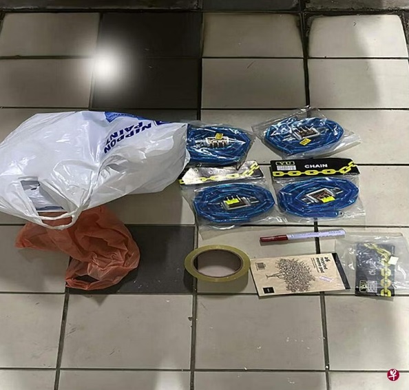 (已签发)柔:狮城二三事:涉贴追债字条用脚踏车锁链锁门 狮城42岁男子被捕