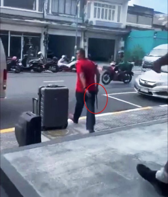 (已签发)柔:狮城二三事:游普吉岛拒多付车资 狮城客被赶下车 司机还挥棒恐吓