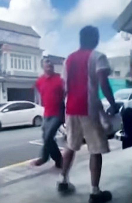 (已签发)柔:狮城二三事:游普吉岛拒多付车资 狮城客被赶下车 司机还挥棒恐吓