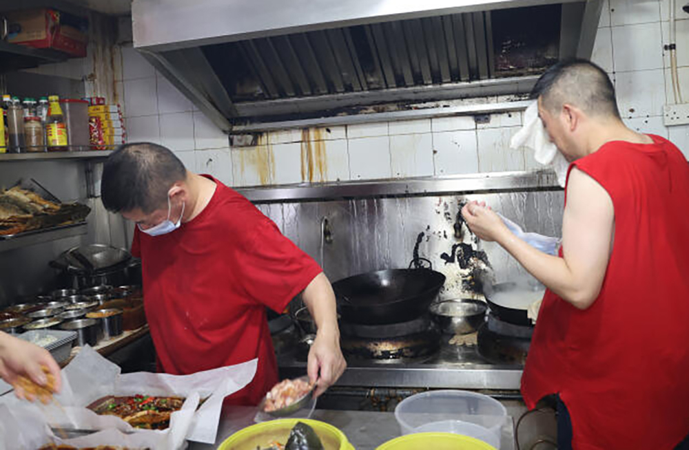 (已签发)柔:狮城二三事:珍珠百货商场熟食中心10摊油烟机坏 摊贩热出疹食客被呛跑