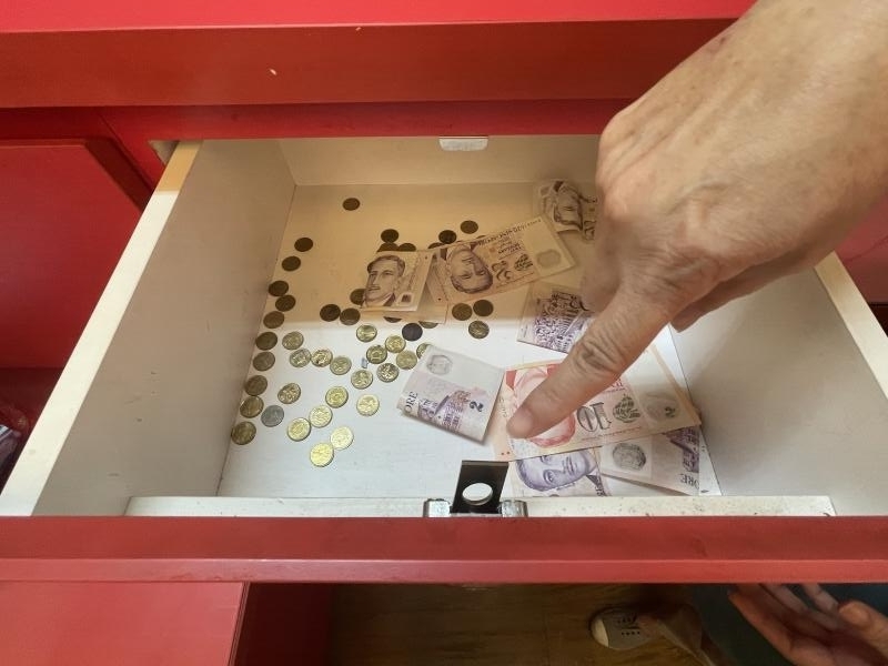 (已签发)柔:狮城二三事:男子深夜入庙先膜拜 再砸抽屉偷香油钱