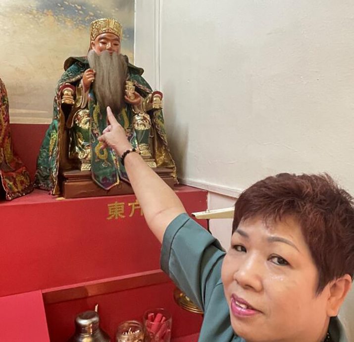 (已签发)柔:狮城二三事:男子深夜入庙先膜拜 再砸抽屉偷香油钱