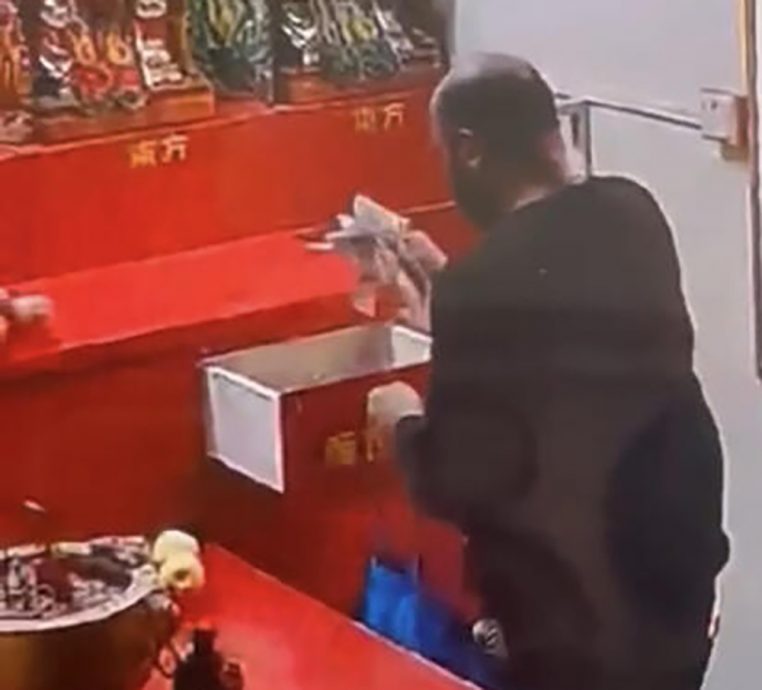 (已签发)柔:狮城二三事:男子深夜入庙先膜拜 再砸抽屉偷香油钱