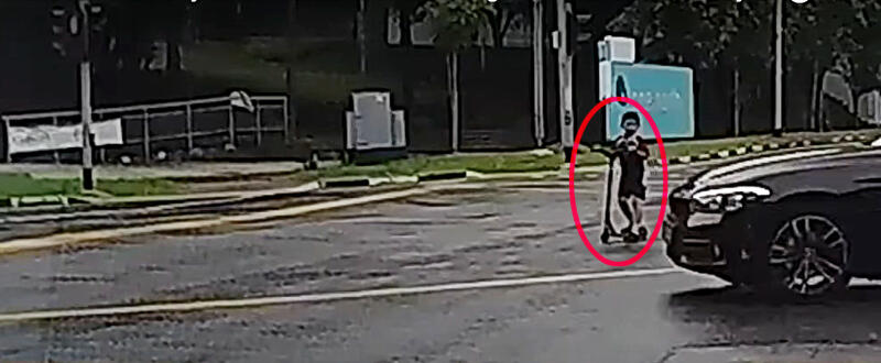 (已签发)柔:狮城二三事:男童骑踏板车闯红灯冲路中央 司机吓坏猛按车笛