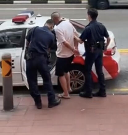 (已签发)柔:狮城二三事:疑不满旅巴贴近 脚车叔上车打人