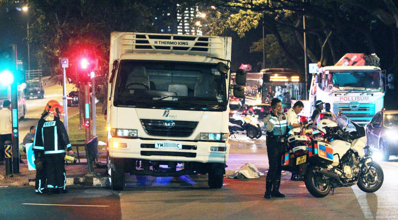 (已签发)柔:狮城二三事:罗里闯红灯酿1死2伤 右腿重伤动17次手术 女幼教老师 获赔逾55万新元