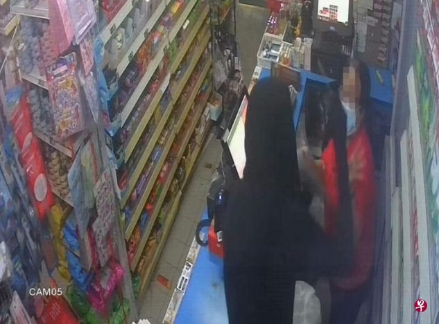 (已签发)柔:狮城二三事:蒙面刀客图打抢 收银嫲机警退匪