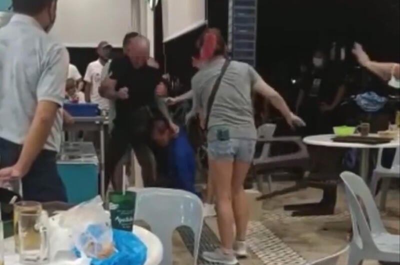 (已签发)柔:狮城二三事:见啤酒女与酒客起争执 阿叔护花刺伤对方