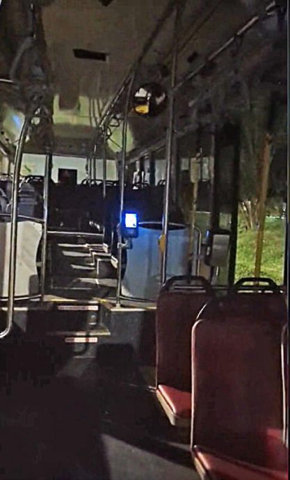 (已签发)柔:狮城二三事:车长停墓地旁上厕所 男乘客独留巴士内心慌慌