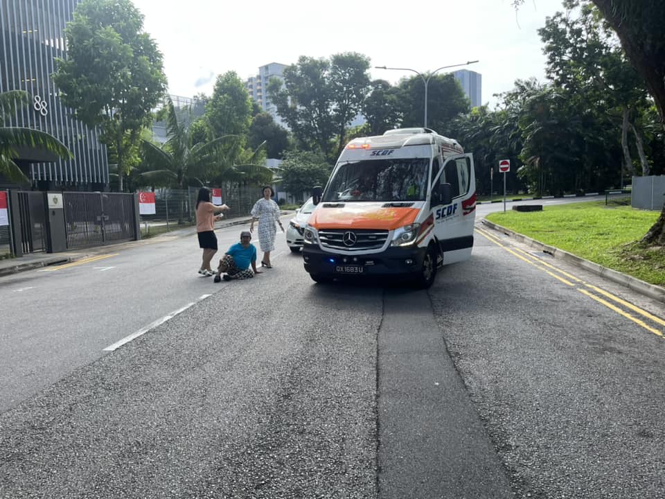 （已签发）柔：狮城二三事：载13名小学生 司机疑跌出车外酿连环撞