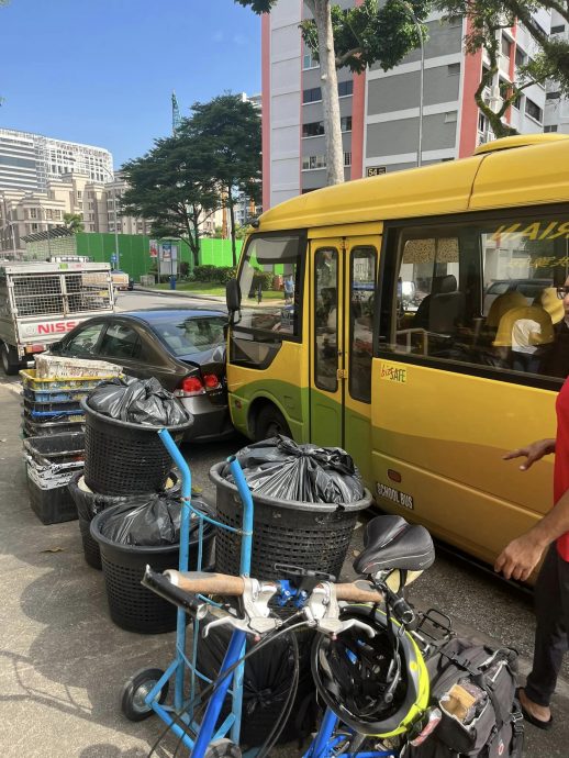 （已签发）柔：狮城二三事：载13名小学生 司机疑跌出车外酿连环撞