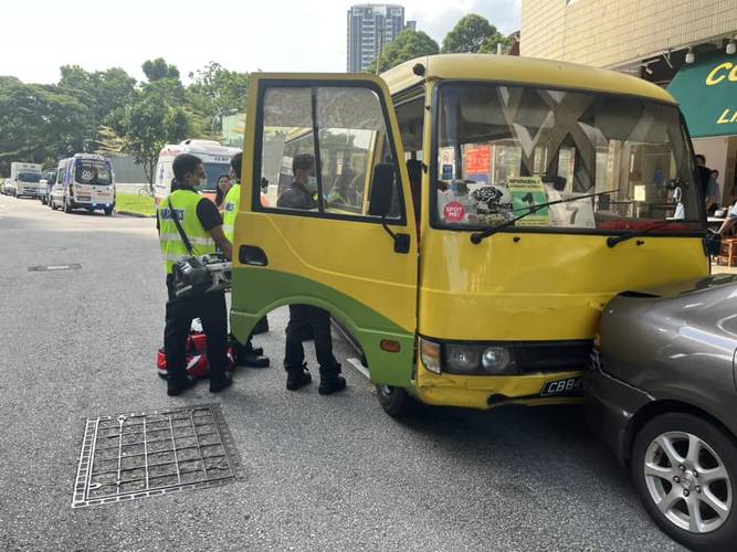 (已签发)柔:狮城二三事:载13名小学生 司机疑跌出车外酿连环撞