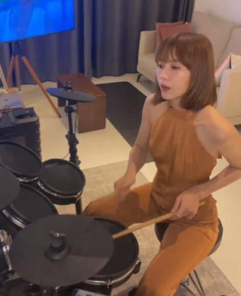 (已签发)柔:狮城二三事:郑六月挑战高难度瑜伽