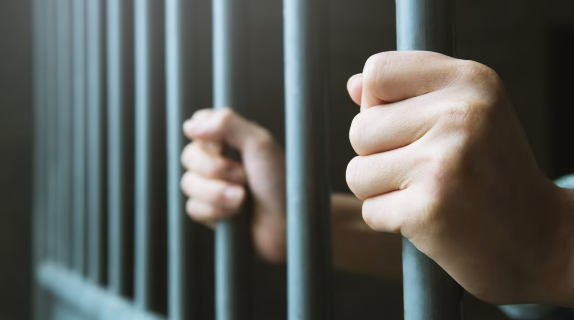 (已签发)柔:狮城二三事:酒后数次性侵“小鲜肉” 男子被判监10年鞭12下