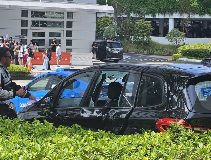 (已签发)柔:鸭子船与轿车相撞 游客与职员起争执 惊动警员到场调解