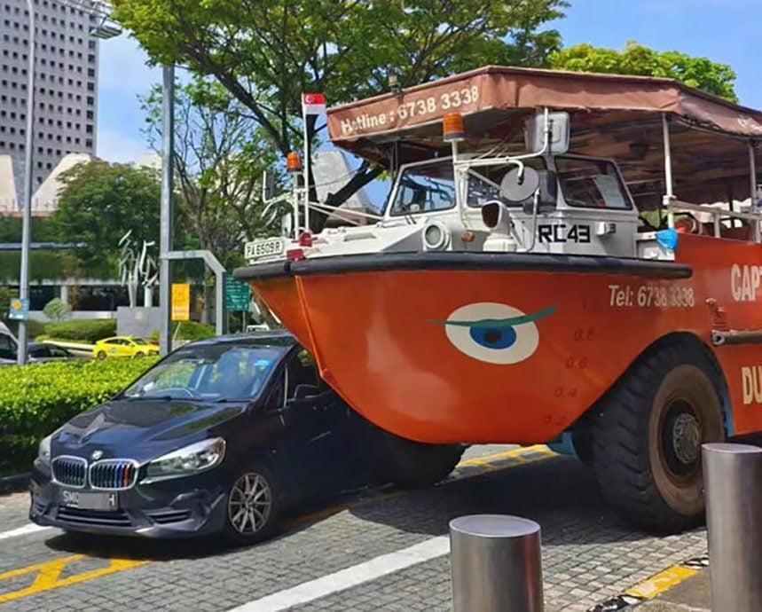 (已签发)柔:鸭子船与轿车相撞 游客与职员起争执 惊动警员到场调解
