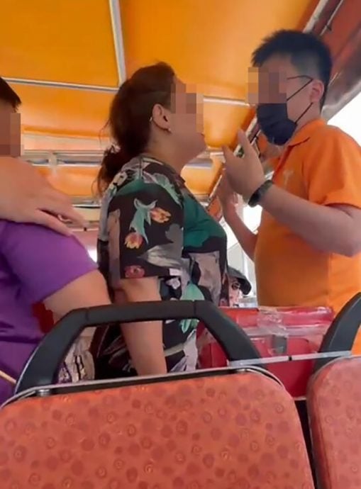 (已签发)柔:鸭子船与轿车相撞 游客与职员起争执 惊动警员到场调解