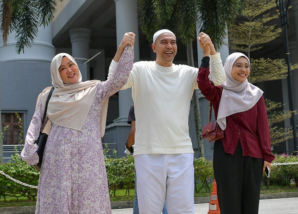 (有图)两年前运毒被控电台主持人.罪名不成立释放.感动落泪