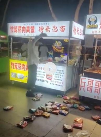 (有视频)嫌泡面贵被摊贩嘲买不起 男子花540元“包场”怒砸