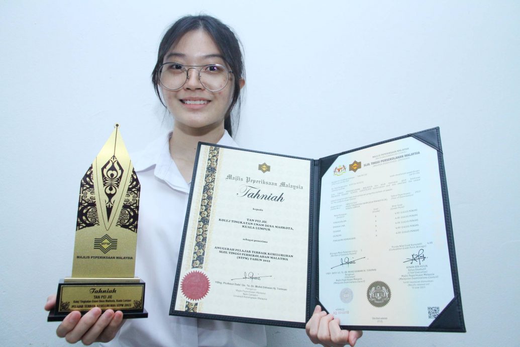 (配父亲合影)人头访- 考获4A佳绩视障考生:感谢校方没有歧视