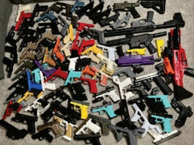 FBI突击白人至上男子家 发现大量鎗弹纳粹标志