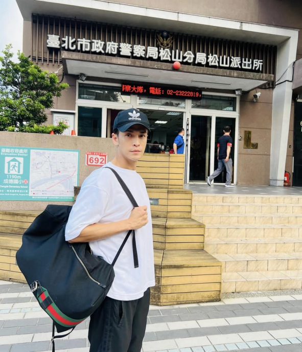 GINO汽车违停人行道 赴警局自我检举认罪