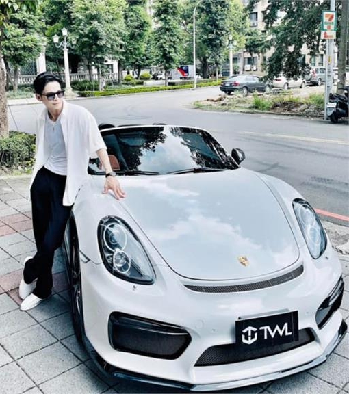 GINO汽车违停人行道 赴警局自我检举认罪