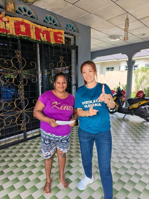 NS 淡边:乐巴女候选人一大清早积极向各族选民拜票