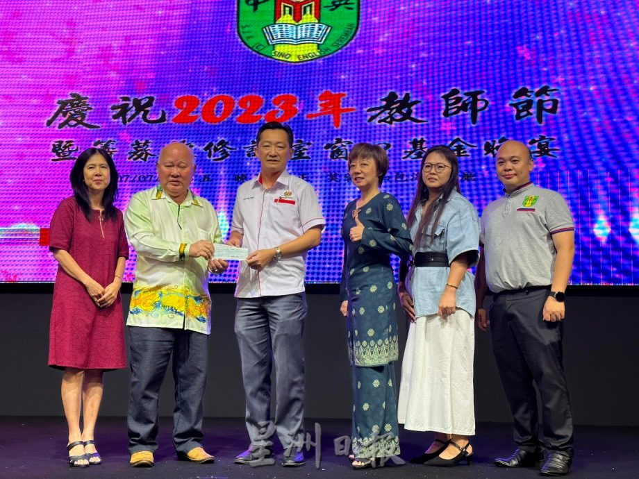 NS主文/谢琪清为中英华小带来8万拨款,学校不再为筹款苦恼