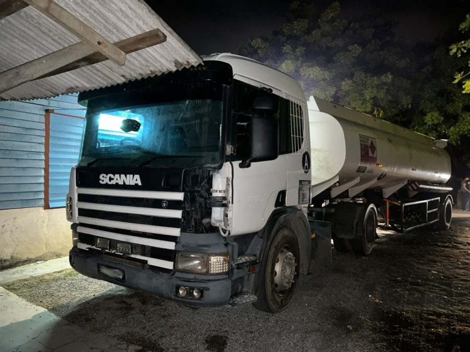 柔水警破获柴油走私案,起获1.5万公升的津贴柴油,2人落网