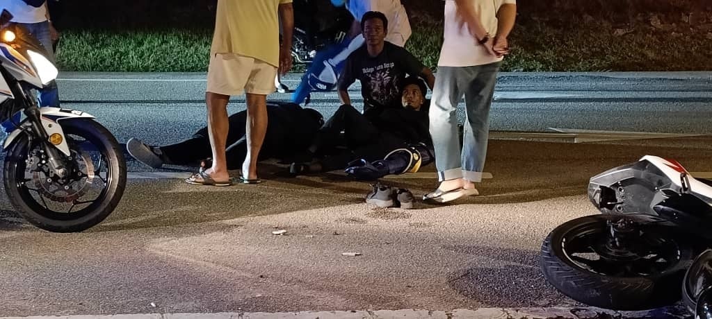 NS淡边/车与大型摩托相撞,2骑士受伤