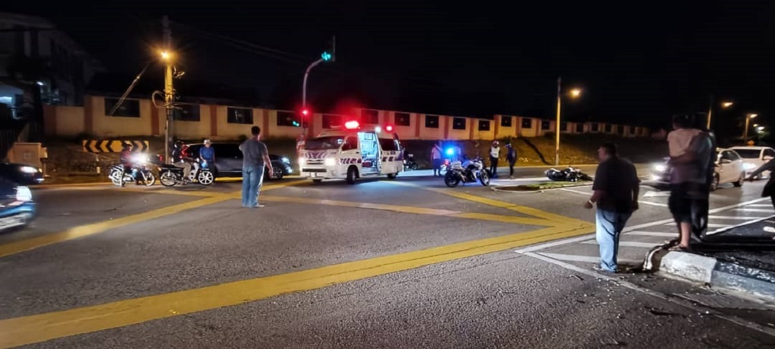 NS淡边/车与大型摩托相撞,2骑士受伤