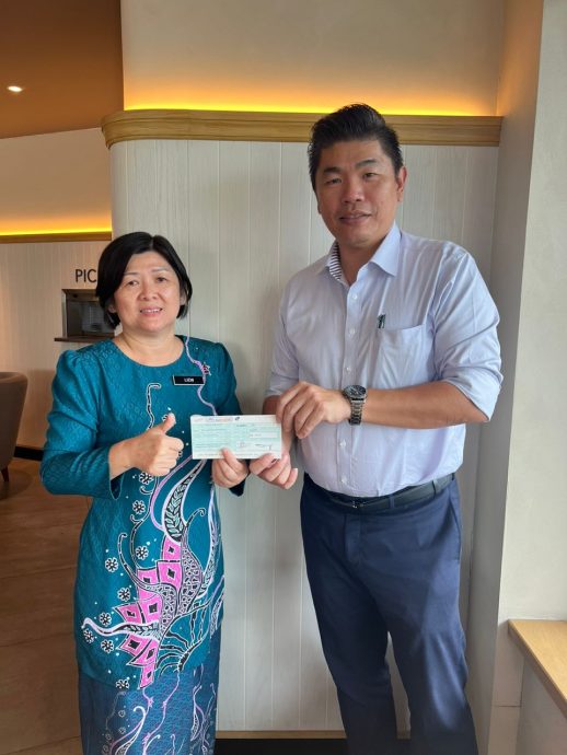 NS芦骨/朱建华移交拨款支票予多所华校