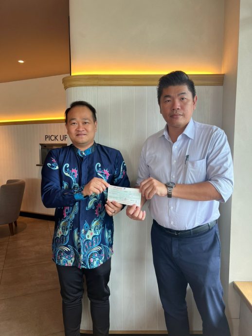 NS芦骨/朱建华移交拨款支票予多所华校