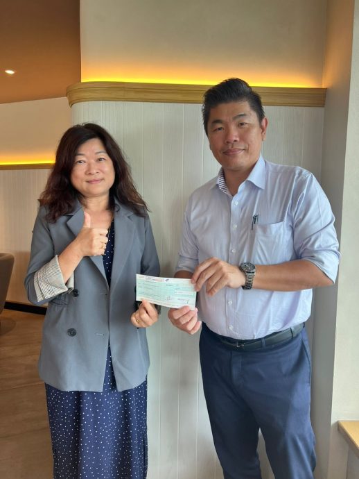 NS芦骨/朱建华移交拨款支票予多所华校