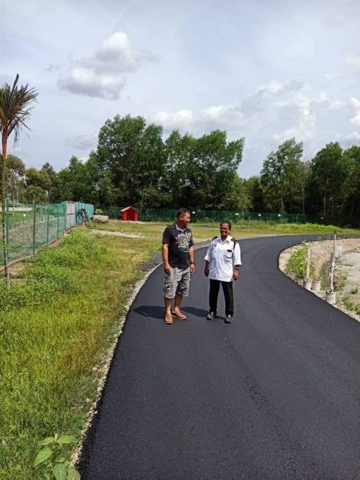 NS芦骨/朱建华移交拨款支票予多所华校