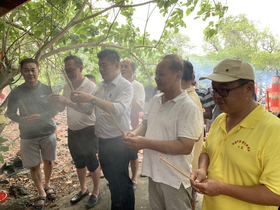 ns芦骨:芦骨希盟准候选人朱建华乘船拜祭拿督公